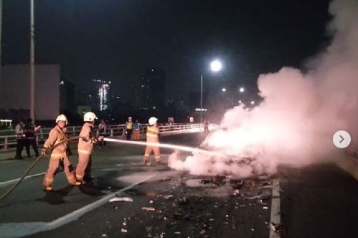 Honda HR-V terbakar di Jakarta Barat usai tabrak truk