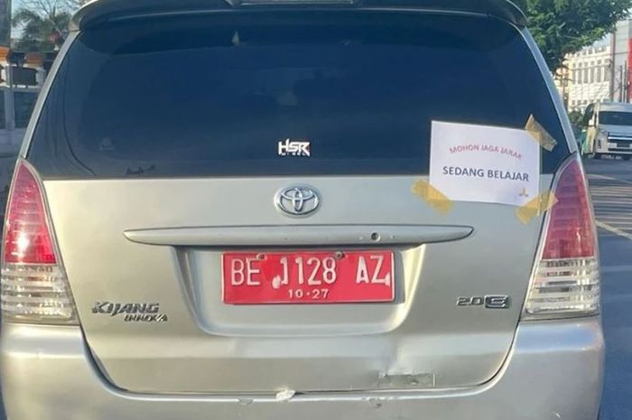 Tangkap layar Toyota Kijang Innova pelat merah yang disalahgunakan sebagai kendaraan untuk belajar mengemudi.