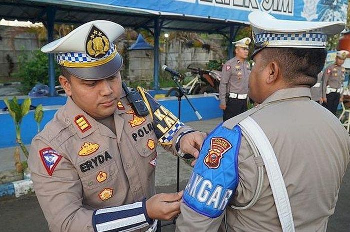 Prosesi penyematan ban DAKGAR ke anggota Polisi yang berwenang beri tilang manual di Polres Sukabumi