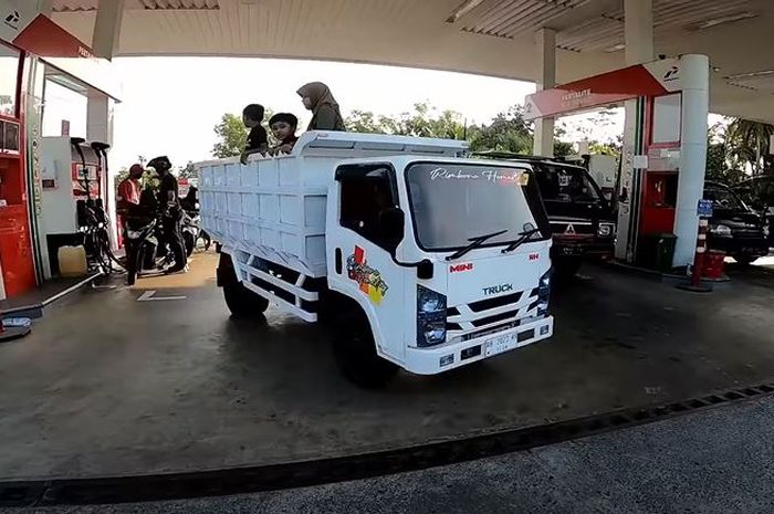 tangkap layar video viral truk ngisi bensin Pertamax Turbo di SPBU.