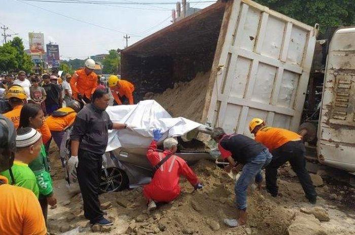 Evakuasi korban di dalam Agya yang tertimpa truk di Semarang
