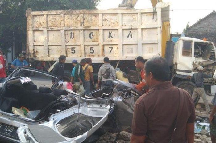 Toyota Agya berisi ibu dan tiga anak gepeng ditimpa dump truck di Ngaliyan, kota Semarang