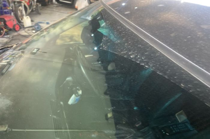 Flek kotoran akibat air hujan pada kaca mobil terjadi karena tidak tersapu oleh wiper dan dibiarkan mengering.