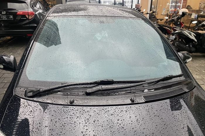 Ilustrasi. Jamur kaca mobil bisa diakibatkan dari air hujan