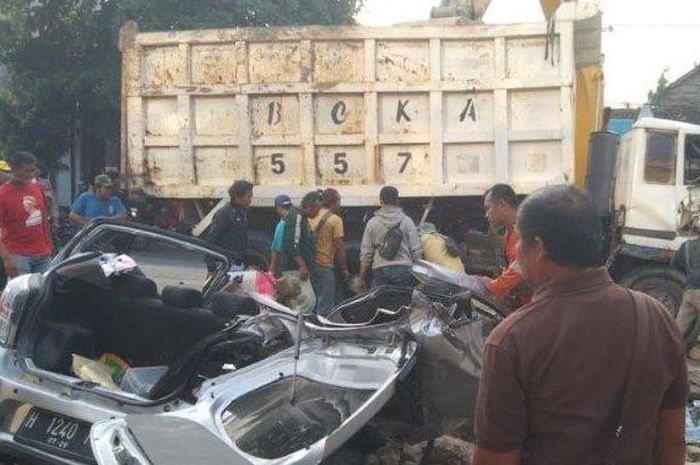 Suasana pasca insiden truk pengangkut tanah menimpa Toyota Agya hingga remuk di wilayah Ngaliyan, Semarang, pada Rabu (7/6/2023). Ibu dan anak meninggal dunia dalam kejadian tersebut.