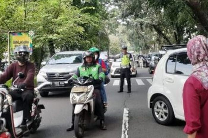 Jajaran Bapenda Jawa Barat dan Satlantas Polresta Bogor Kota menggelar operasi yang memburu para penunggak pajak kendaraan, Rabu (7/6/2023).