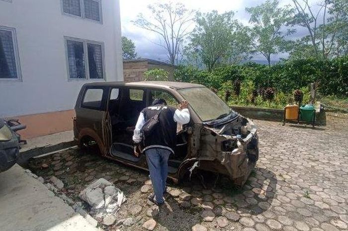 Penampakan mobil dinas Suzuki APV yang dikembalikan mantan Kabid Disparpora Kepahiang Provinsi Bengkulu. Kondisinya tinggal rangka.