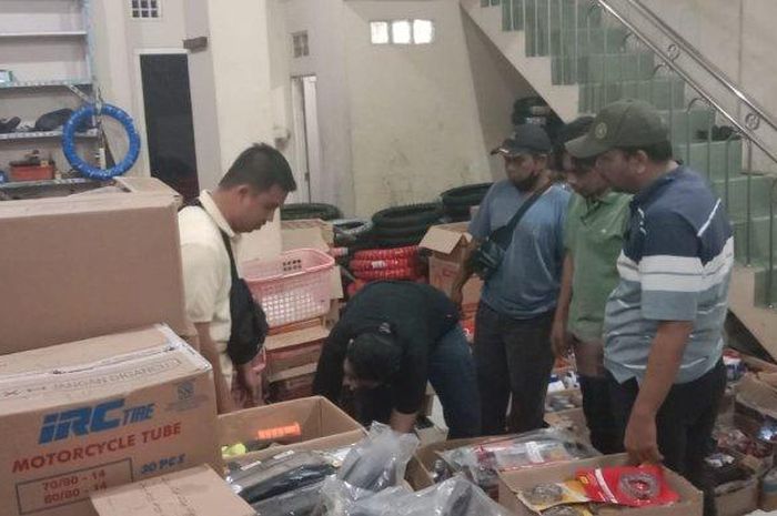 Tim Elang Jupi Satreskrim Polres Kepahiang menyita ribuan botol oli palsu yang dijual dua pria di Bengkulu
