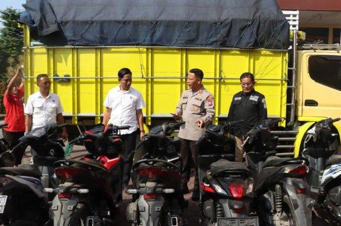 Truk mencurigakan dicegat di Tol Pasuruan-Probolinggo, petugas Satreskrim Probolinggo temukan 14 motor bodong, Kamis (8/6/2023).