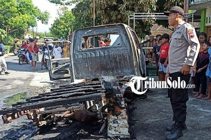 Suzuki Carry terbakar lepas isi bensin, api menyembur dari belakang kabin di dukuh Bawukan, desa Kalikebo, Trucuk, Klaten