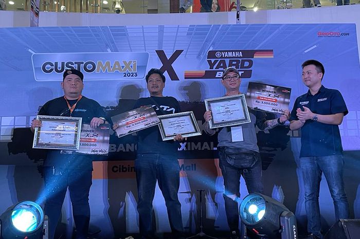 Pemenang Customaxi x Yard Built 2023 memperoleh penghargaan di panggung Cibinong Mall City, Bogor.