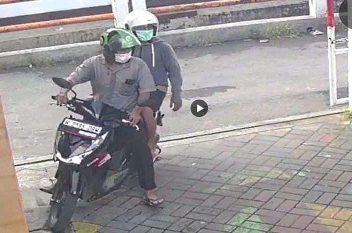 Rekaman CCTV, dua pria bertubuh gendut menggondol Honda BeAT dua kali di lokasi sama