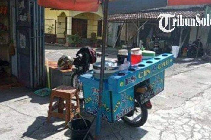 Suzuki Bravo dan gerobak es cincau yang dipakai jualan keliling hilang diembat maling di Jogosetran, Kalikotes, Klaten