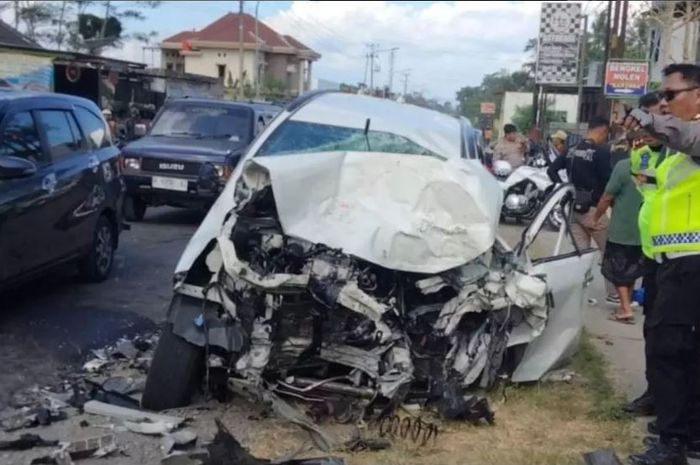 Kondisi Daihatsu Terios usai tabrak truk muatan semen di Kedu, Temanggung, Jawa Tengah