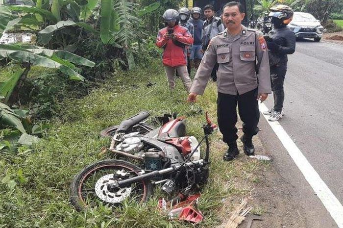 Yamaha V-Ixion tergeletak di bahu jalan, tubuh pengendara terbang lompati Chevrolet LUV yang ditabrak di desa Pagergunung, Kesamben, Blitar