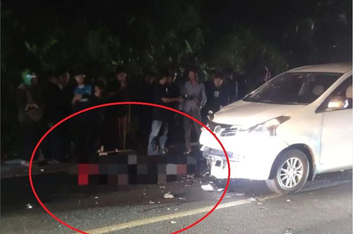 Dalam lingkaran merah, pengendara Yamaha Xeon terbujur kaku di aspal setelah ditabrak Toyota Avanza di jalan raya Cugenang-Cipanas, kampung/desa Cibereum, Cugenang, Cianjur