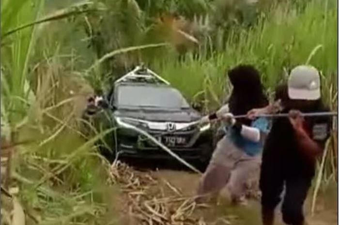 Honda HR-V yang dipakai Google Maps mencari rute tersesat di ladang tebu wilayah Malang, Jawa Timur
