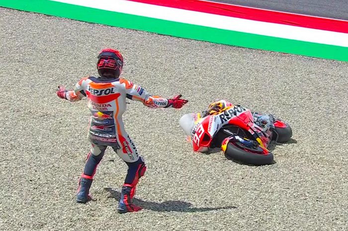 Marc Marquez crash di balapan MotoGP Italia 2023