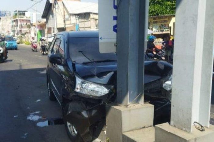 Toyota Avanza tabrak tiang JPO frontage Wonokromo, Surabaya akibatkan penumpang tewas secara tragis