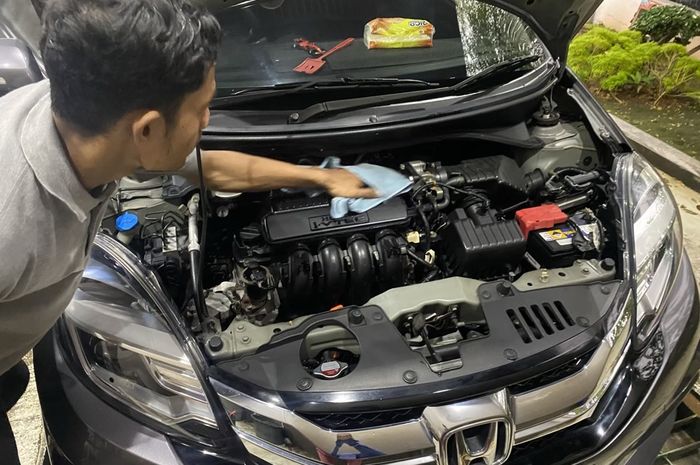 Ilustrasi membersihkan ruang mesin mobil