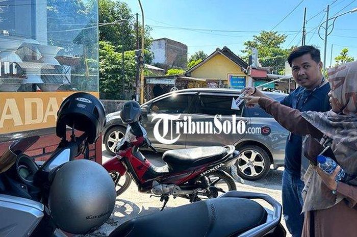 Olah TKP perampokan tas berisi uang tunai Rp 50 juta yang dialami pemilik Honda HR-V di depan rumah makan Padang Andalas, Boyolali