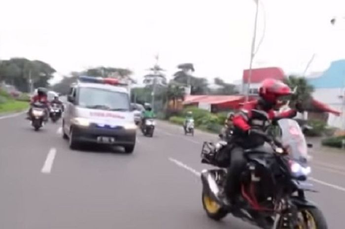 Ilustrasi pengawal ambulans sering membunyikan sirine dan strobo di jalan.