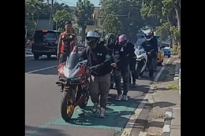 Beberapa pemotor yang sunmori nekat blayer knalpot brong demi konten di kompleks Tentara dan Gereja 