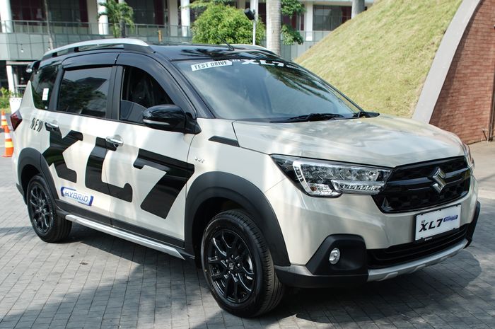 Unit tes Suzuki XL7 Hybrid saat dijajal awak media usai acara peluncuran resminya di kawasan Senayan, Jakarta, (15/6/2023)