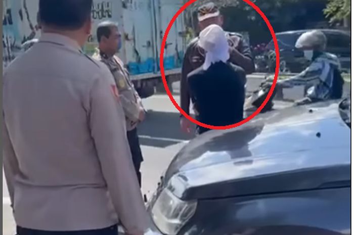 Dalam lingkaran merah, bule asal Amerika Serikat yang mengadang, memukul dan duduki kap mesin Suzuki Grand Vitara milik periwira Polisi, Kombes Pol I Nengah Subagia di Bypass Ngurah Rai, Padanggalak-Jalan Waribang, Denpasar, Bali