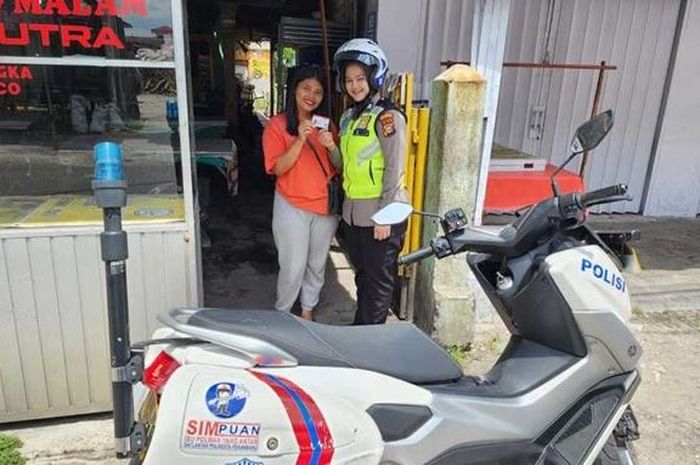 Satlantas Polresta Pekanbaru meluncurkan layanan SIMPUAN bagi masyarakat yang tidak sempat menunggu proses cetak SIM, nantinya akan diantarkan Polwan ke rumah.