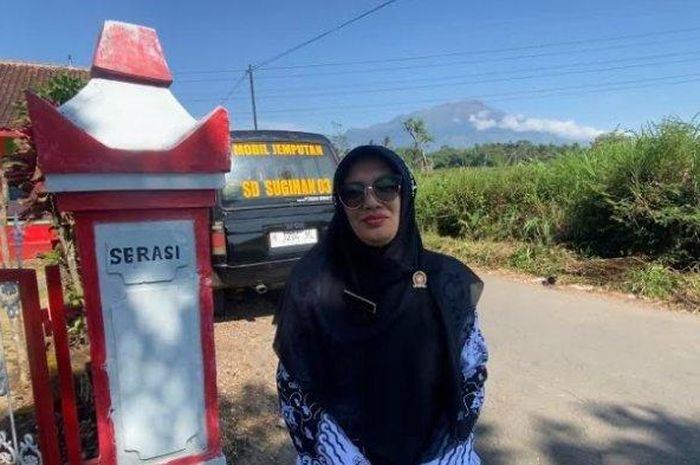 Kepala Sekolah SDN Sugihan 03 Tengaran, kabupaten Semarang, Septina Ika Kadarsih beli Suzuki Carry demi antar-jemput murid-muridnya