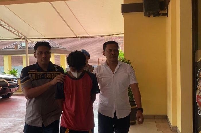 JIR (18), remaja yang menolak ditilang dibawa anggota Satreskrim Polres Metro Jakarta Utara