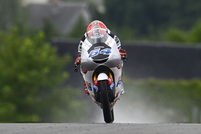 Mario Aji nyaris jadi pembalap tercepat di FP3 Moto3 Jerman 2023 yang diguyur hujan, takhtanya direbut Xavi Artigas di detik-detik akhir.