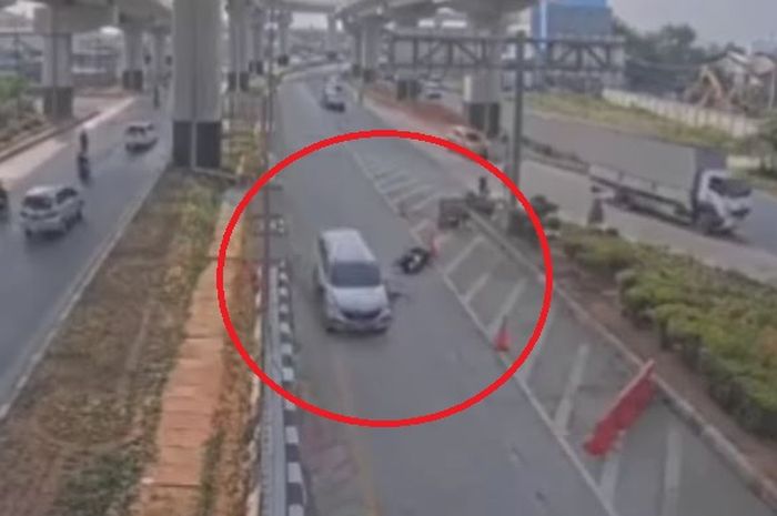 Dalam lingkaran merah, detik-detik Toyota Avanza tabrak dan gilas Honda PCX di jalan raya Bekasi, dekat pintu masuk tol Cakung-Kelapa Gading, Jakarta Timur