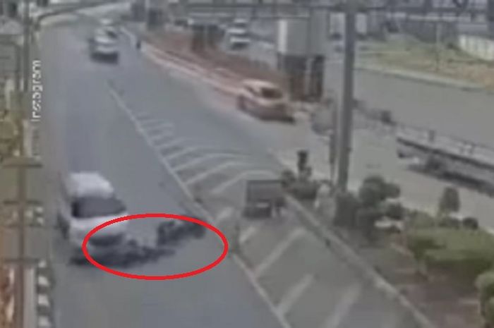 Moses Bagas Prakoso (33) pemotor Honda PCX tewas dilindas Toyota Avanza di Cakung, Jakarta Timur,  (14/6/23).