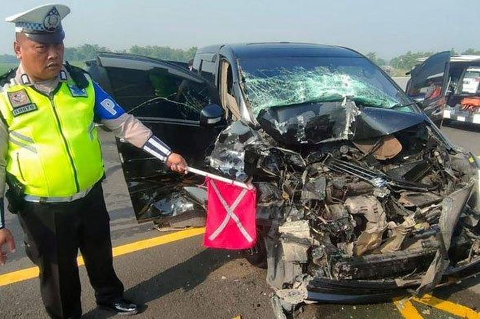 Kondisi Toyota Alphard usai tabrakan beruntun dengan truk dan Avanza di ruas tol Jombang-Mojokerto
