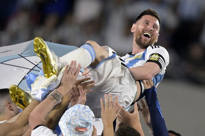 Lionel Messi merayakan pesta juara Piala Dunia usai laga timnas Argentina kontra Panama di Buenos Aires (23/3/2023). Messi absen untuk pertama kali sejak 2022 silam saat Argentina hadapi timnas Indonesia, Senin (19/6/2023).
