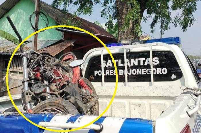 Dalam lingkaran kuning Honda Verza 150 diangkut di atas double cabing patroli Polisi dalam kondisi hancur tak keruan, sasis melengkung