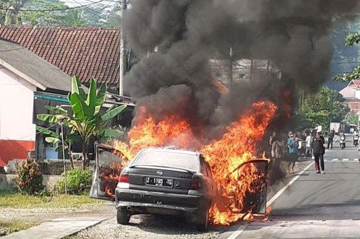 Opel Optima terbakar hebat di Jalan Raya Pangandaran, Kalipucang, Pangandaran, Jawa Barat