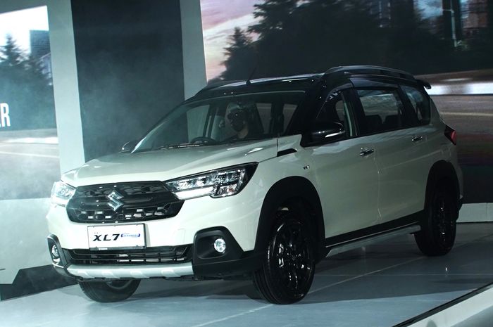 Suzuki XL7 Hybrid langsung ditargetkan laku ribuan unit per bulan, varian termahal diramal jadi yang paling laku, efek konsumen Indonesia suka yang mahal-mahal.