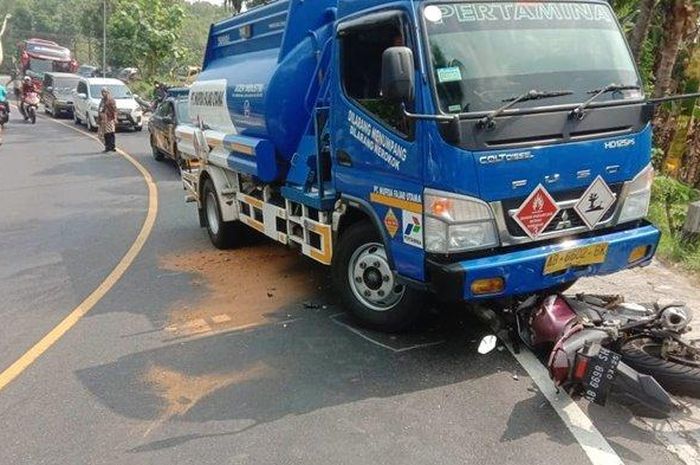 Yamaha V-Ixion jatuh saat menikung, mental ke kanan masuk kolong truk tangki BBM Pertamina di Patuk, Gunungkidul