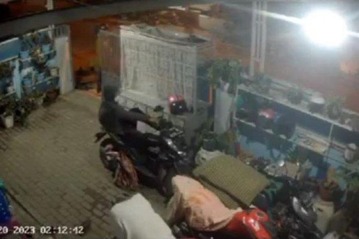 Maling berhasil gondol 3 motor sekaligus, alarm cctv sempat bunyi, dikira menantu