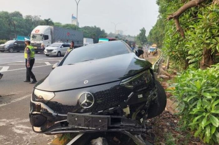 Mobil listrik Mercedes-Benz EQE 350+ seharga Rp 2 miliar hinggap di pembatas Tol JORR, Rabu (21/6/2023). Sopir mengaku setirt terasa narik ke kiri saat kecelakaan.