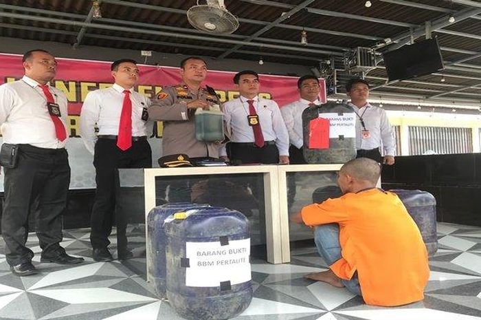 Pers release kasus diduga penimbunan Pertalite yang ditangani Polres Ogan Komering Ulu Timur