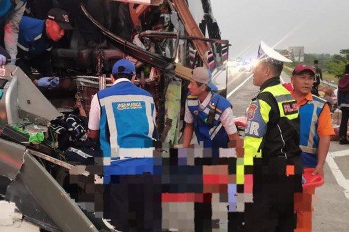 Evakuasi korban tewas kecelakaan bus PO Haryanto tabrak truk ekspedisi di tol Surabaya-Mojokerto