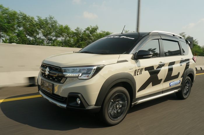 XL7 Hybrid merupakan SUV 7 seater pertama di kelasnya. Menyematkan teknologi Smart Hybrid Vehicle by Suzuki (SHVS) pada mesin K15B