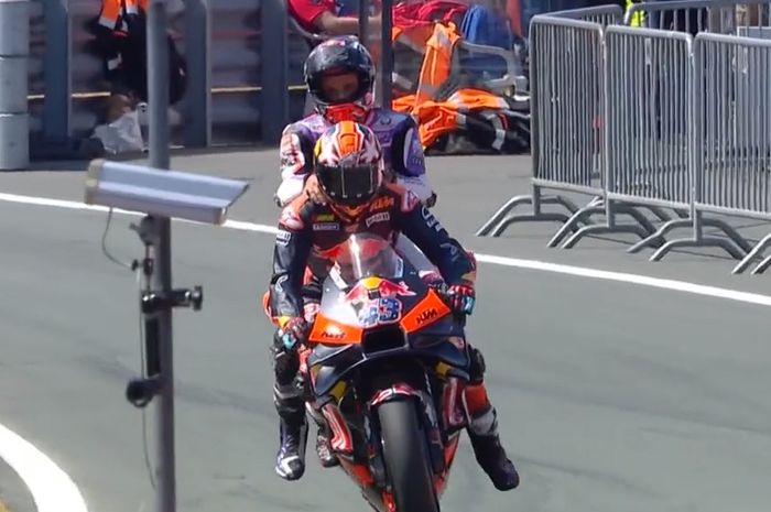 Jack Miller boncengin Johann Zarco di sesi FP1 MotoGP Belanda 2023