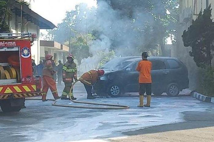 Avanza dan Innova terbakar di parkiran hotel saat pagi hari. Ini awal mula muncul api