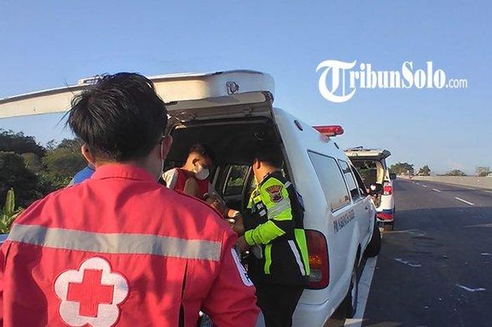 Isuzu Elf tusuk truk dari belakang di Tol Solo-Ngawi. Belasan penumpang jadi korban, 2 tewas