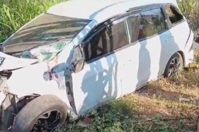 Honda Mobilio yang ditumpangi suami istri tersungkur di semak-semak usai dihantam kereta api